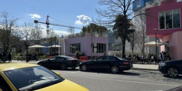 U shpenzuan 20 mln euro që Piramida të mbushej me kafene dhe sufllaqe