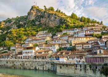 UNESCO: Shqipëria dështoi të përmbushë detyrimet për Beratin e Gjirokastrën
