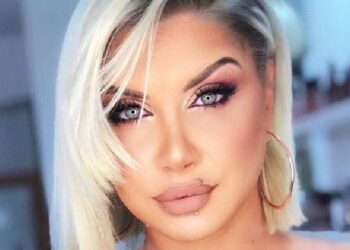 “Vuan nga kanceri, po i bien flokët”/ Çiljeta prek me historinë e të ëmës