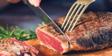 Çudira shqiptare, i ngul thikën shefit të kuzhinës se nuk i pëlqeu mishi