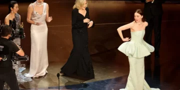 Epike në “Oscars”, Emma Stone ngjitet në skenë me fustanin e zbërthyer