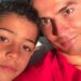 “Vërtetë ke fjetur këtu?”/ Ronaldo i tregon të birit shtëpinë e fëmijërisë
