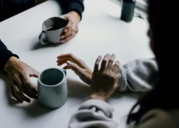 Si të falni dikë që ju lëndoi dhe as nuk kërkoi falje