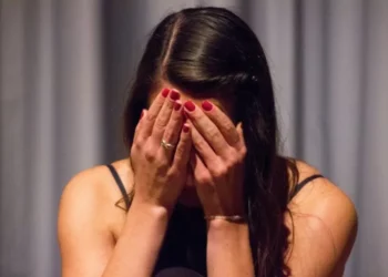 Sipas ekspertëve, kjo është arsyeja pse lëndohemi kur falim dikë