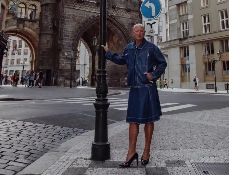 Njihni me Mark Bryan, 64-vjeçari që vesh taka sepse ndihet më i sigurt