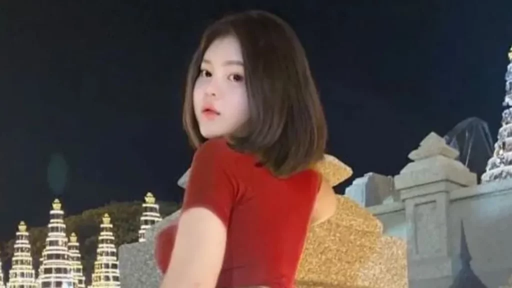 Pozoi me të pasme në një statujë, ja sa vite burg rrezikon modelja