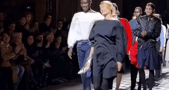 Modelja rrëzohet gjatë sfilatës në Paris, publiku e duartroket