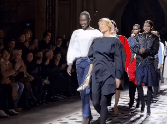 Modelja rrëzohet gjatë sfilatës në Paris, publiku e duartroket