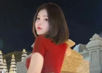 Pozoi me të pasme në një statujë, ja sa vite burg rrezikon modelja