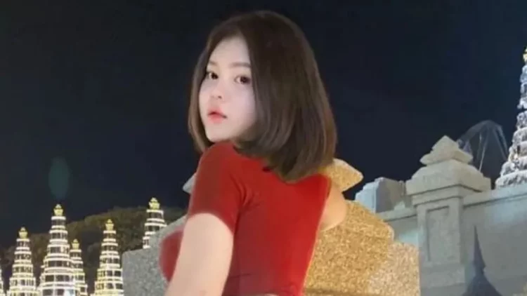 Pozoi me të pasme në një statujë, ja sa vite burg rrezikon modelja