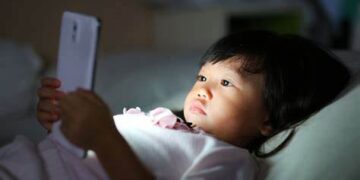 Studimi: Për çdo orë qëndrimi para TV fëmijët flasin 294 herë më pak