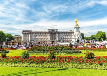 Skandale të njëpasnjëshme, Pallati Mbretëror kërkon një asistente të re