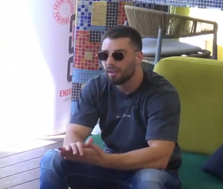 Meritoni-Eglës: Më ke nxjerr të dashurën jashtë shtëpisë!