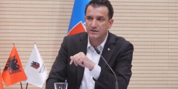 I bleu Lali Euro/ Policia Bashkiake presion efektivëve për propagandë