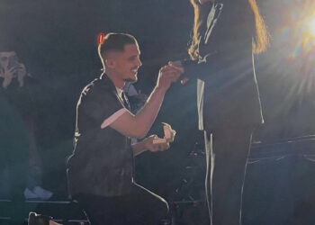 Bardhi i ulur në gjunjë i propozon asaj për martesë, Sara thotë “Po”