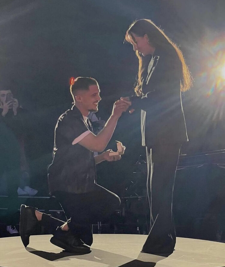 Bardhi i ulur në gjunjë i propozon asaj për martesë, Sara thotë “Po”