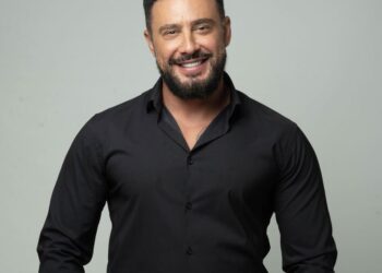 Jashtë i lidhur e brenda shtëpisë shkruan ‘letra dashurie’ për Ditean