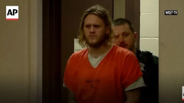 E rëndë/33-vjeçari nxori për darkë të renë,e vrau dhe e copëtoi me sharrë