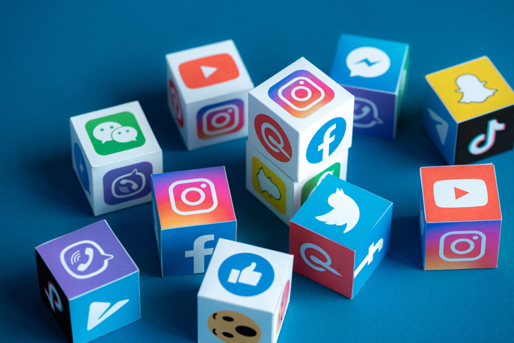 Ndikimi i mediave sociale në jetën tonë/ Ndikimet pozitive dhe negative
