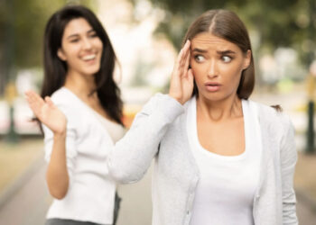 Shenjat që shmangin të gjithë ata që njohin nëse i takojnë në rrugë