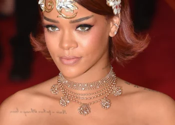 Rihanna në Met Gala/ Të gjitha pamjet e saj mbreslënëse në tapetin e kuq