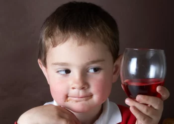 Pandemia la pasoja shqetësuese!Rritet numri i fëmijëve që konsumojnë alkool