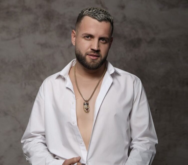 Luizi bën ‘stjuardesën’ në avion,iu flet pasagjerëve e i shkrin së qeshuri