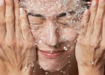 Ujë i vakët apo i ftohtë, cili është i duhuri për larjen e fytyrës?