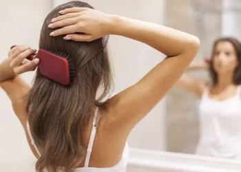 Sa shpesh duhet të pastrohet krehëri i flokëve?