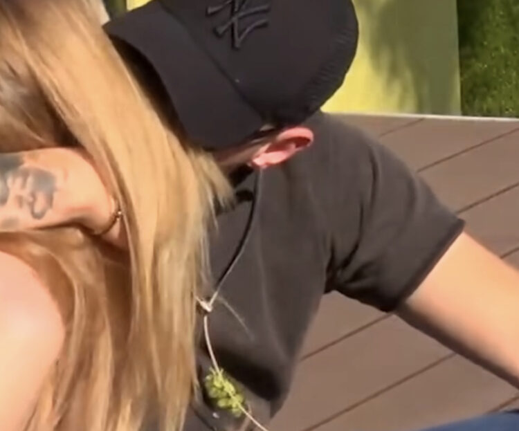 Romeo i dhuron Heidit një karafil: Zëre se ta ka sjellë Donaldi ty