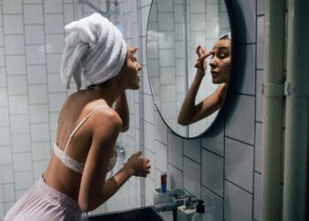 Zbatoni këto këshilla hap pas hapi në mbrëmje për një lëkurë të shëndetshme