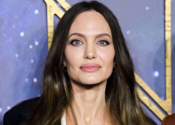 Angelina Jolie mahnit me paraqitjen e saj në ‘The Outsiders’