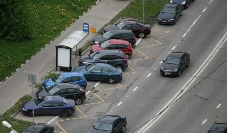Skandaloze në Prishtinë/ Burri dhunon vajzat në parking