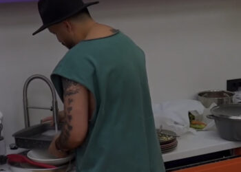 Një mëngjes ndryshe/ Liami zgjon Françeskën duke e lagur me ujë