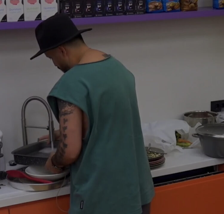 Një mëngjes ndryshe/ Liami zgjon Françeskën duke e lagur me ujë