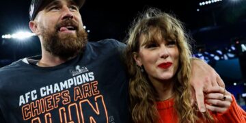 Taylor duket kaq e lumtur teksa mban për dore të dashurin Travis