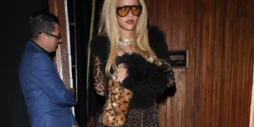 E vulosi! Rihanna konfirmon me veshjen e saj trendin e vitit 2024