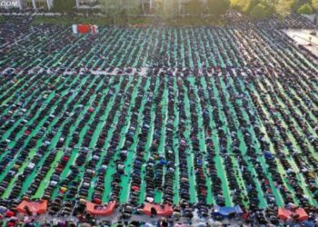 Fitër Bajrami, besimtarët myslimanë mbushin sheshin Skënderbej