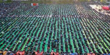 Fitër Bajrami, besimtarët myslimanë mbushin sheshin Skënderbej