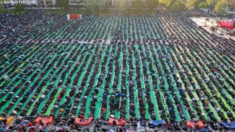 Fitër Bajrami, besimtarët myslimanë mbushin sheshin Skënderbej