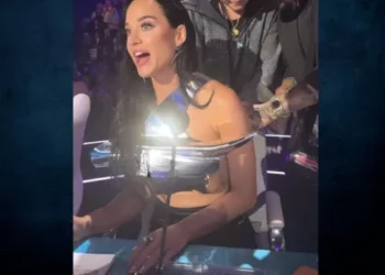 Situatë e sikletshme për Katy Perry në American Idol, i zbërthehet bluza