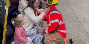 Emocionuese/Zjarrfikësi i propozon për martesë partneres ditën e diplomimit