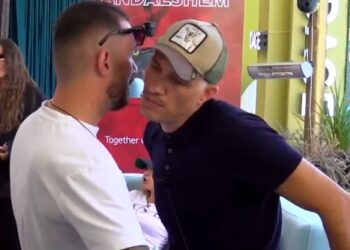 “Më lëpij, më puth”/ Jetmiri provokon Romeon, i afrohet në fytyrë