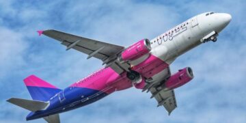 Po ndodh: WizzAir, vonesa në çdo fluturim dhe shitje vendesh të pasagjerëve