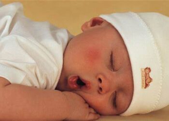 Shkencëtarët: Pesë gjëra që i duhen një foshnje për t’u zhvilluar