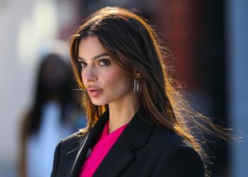 Emily Ratajkowski ndryshon “look” dhe kërkon mendim nga ndjekësit
