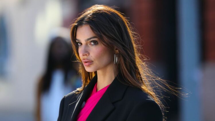 Emily Ratajkowski ndryshon “look” dhe kërkon mendim nga ndjekësit