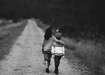 Cili është ndryshimi midis empatisë dhe simpatisë?