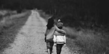 Cili është ndryshimi midis empatisë dhe simpatisë?