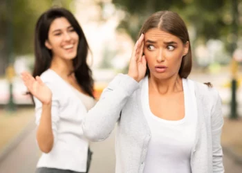 Shenjat e horoskopit që shmangin njerëzit që njohin kur i shohin në rrugë